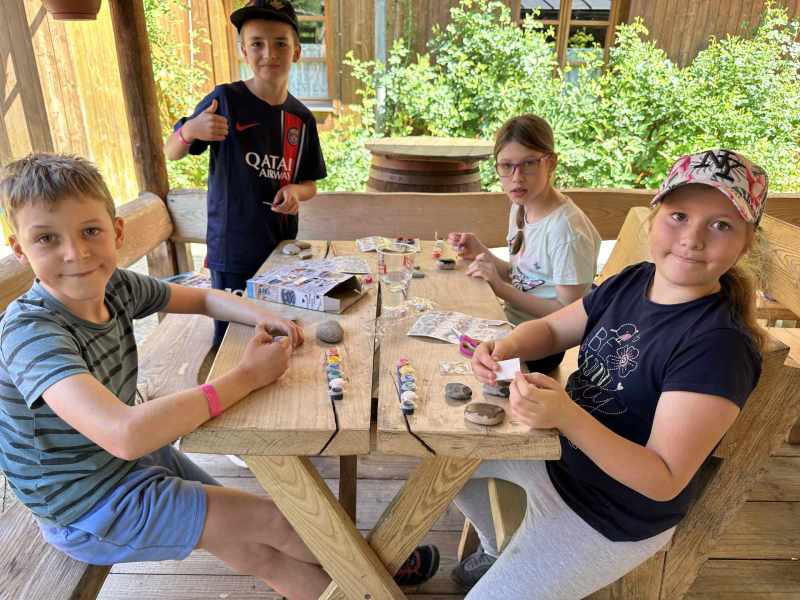 Den 3 - malujeme kamínky a pleteme copánky