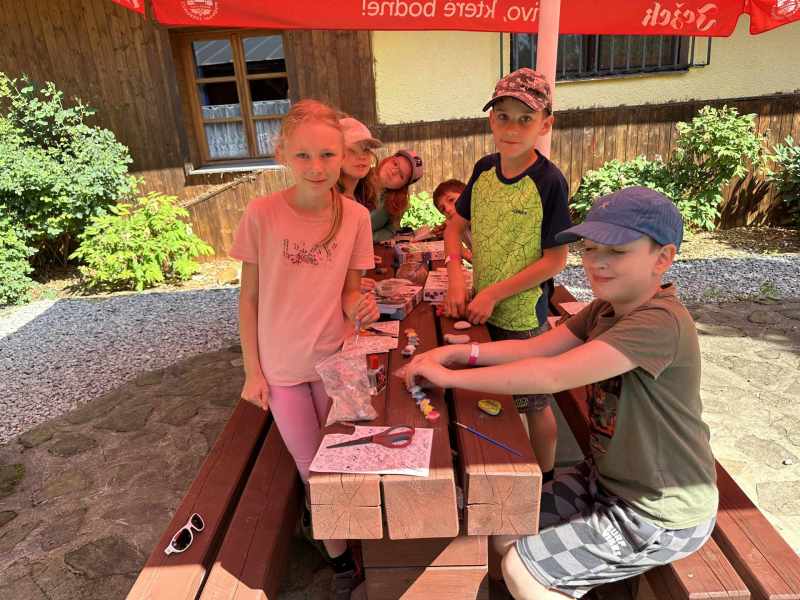 Den 3 - malujeme kamínky a pleteme copánky