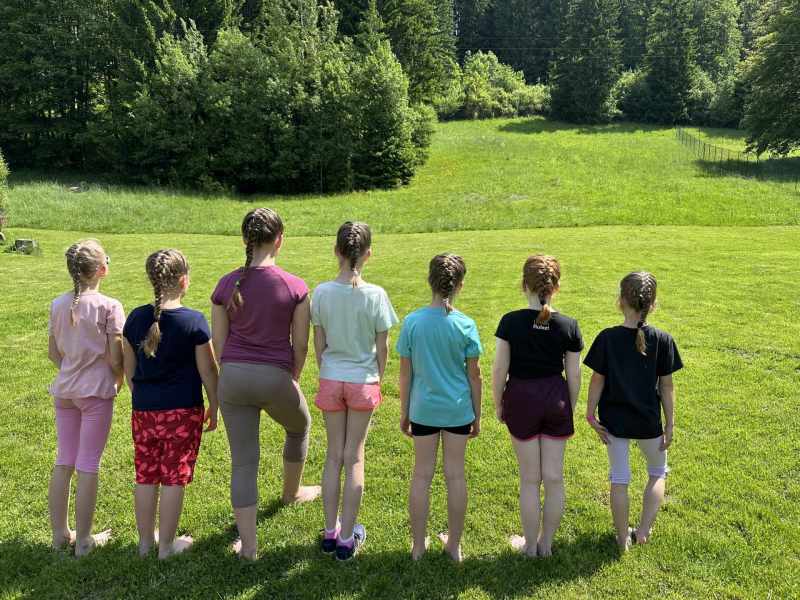 Den 3 - malujeme kamínky a pleteme copánky