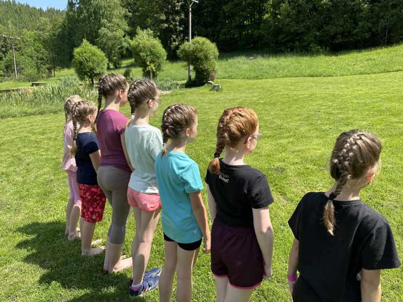 Den 3 - malujeme kamínky a pleteme copánky