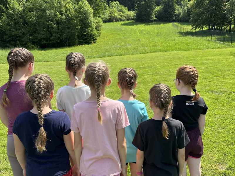 Den 3 - malujeme kamínky a pleteme copánky